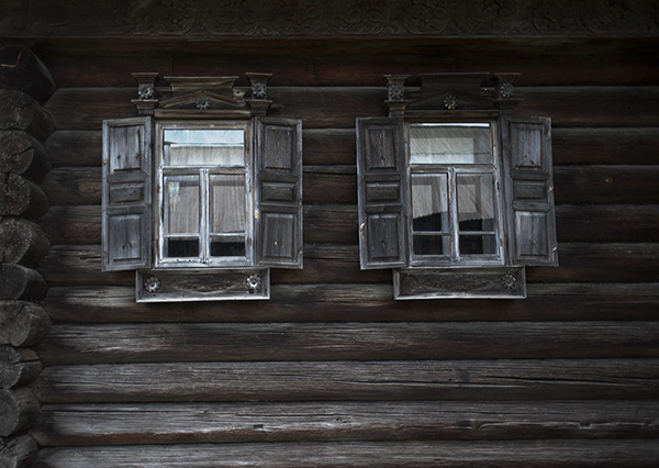 Деревянные окна и ставни на доме Серова