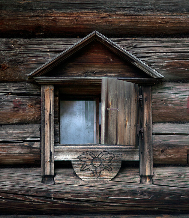 Живя рядом с лесом человек своё жилище мастерил из древесины.