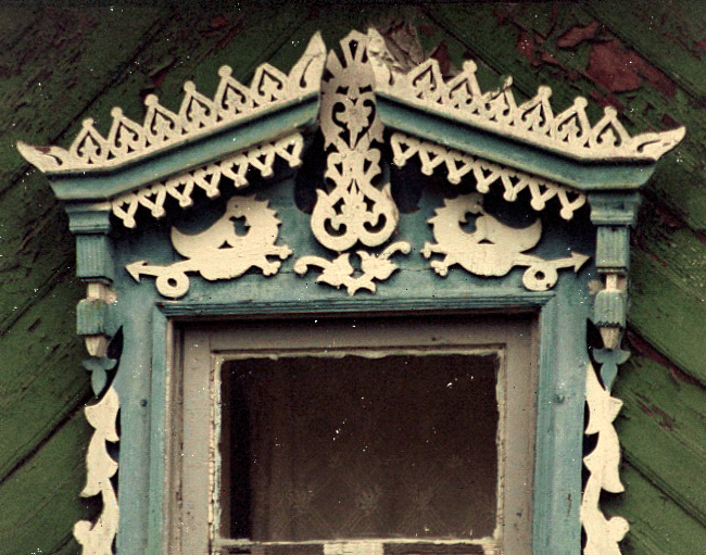 Фрагмент окна с фигурками дракончиков