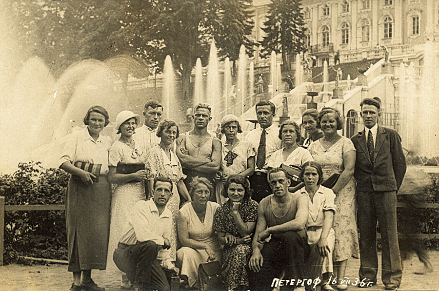 А.М. Иорданский (в центре, в галстуке) с группой учителей Кинешемского района на экскурсии в Петергофе.