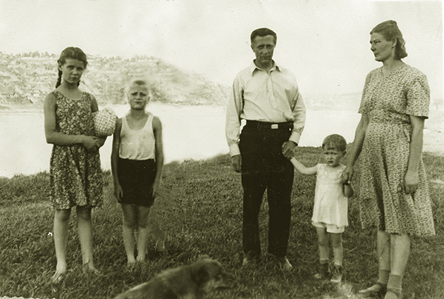 А.М. Иорданский с семьёй на берегу реки Белой. На заднем плане – Уфа. 1950 г.