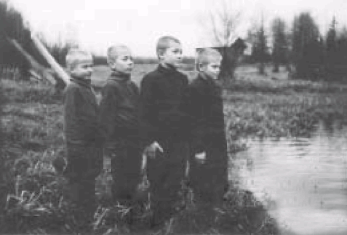 На берегу реки Нюрюг у Сметанинской школы в конце 50-х