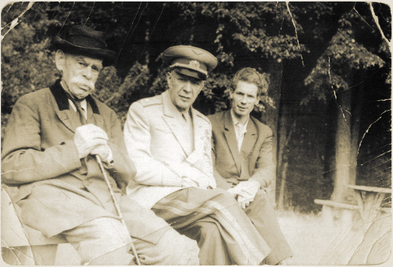 В центре – маршал Новиков, слева от него – А.А. Лебедев, справа – А.А. Шишов в Щелыкове. 1967 г.