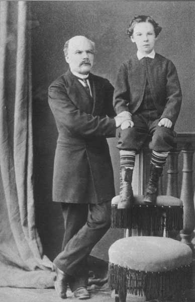 Геннaдий Иванович Невельской с сыном. Начало 1870-х годов.
