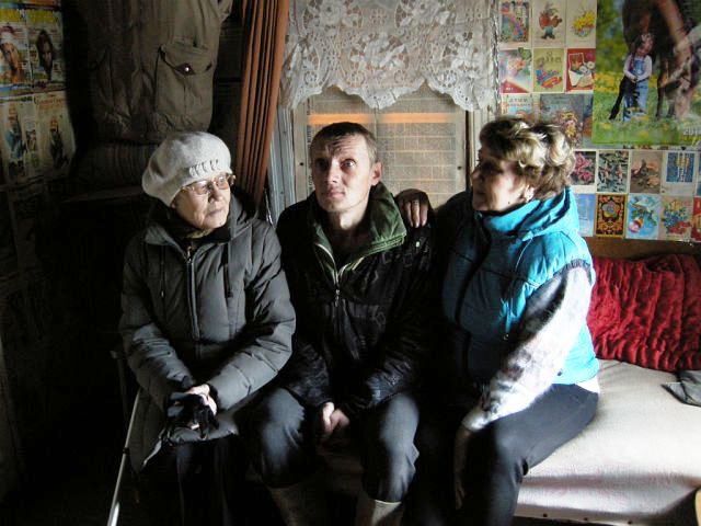 В родительском доме. на снимке: Е.Балашова, Валера, В.Клевич. фото С.В.Боркова
