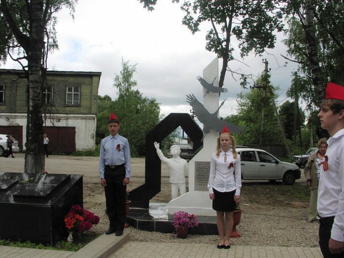 Торжественное открытие памятника детям войны в городе Чухлома. г 3 июля 2014 года.