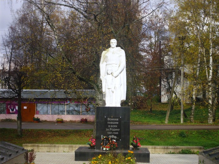 Памятник павшим землякам. фото Михаила Шейко, 2012 год.