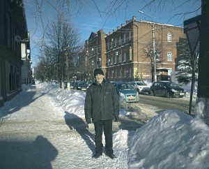 А.П. Дурилов на фоне здания пансион-приюта. Ленина, ул, д. 10