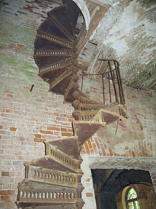 Троицкий храм села Рамешки. Винтовая лестница. фото 2005 года, предоставлено Лидией Родионовой.