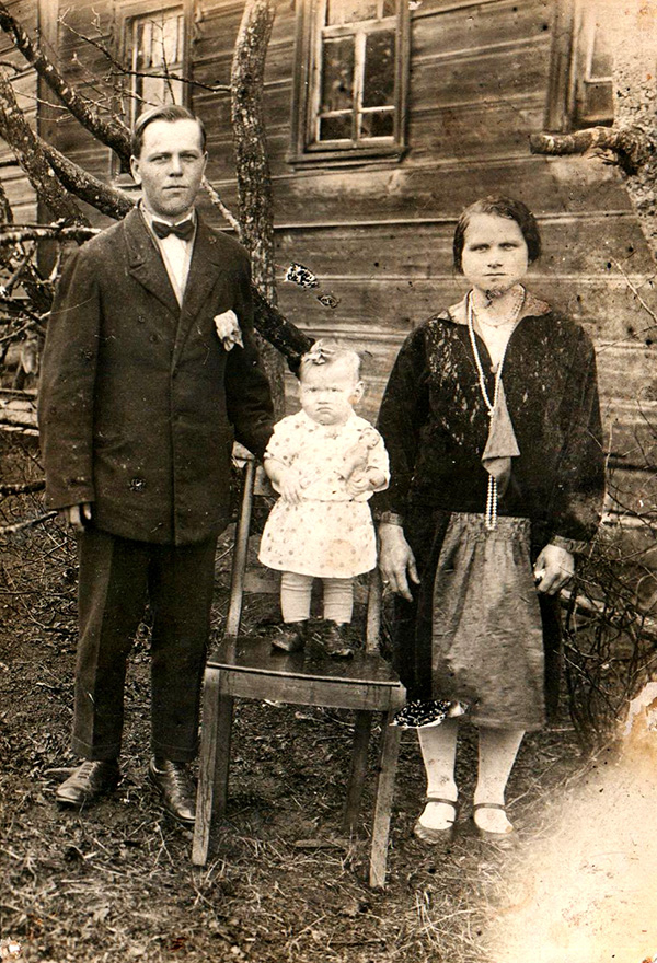 Лебедев Василий Иванович с женой Александрой Александровной и старшей дочерью Антониной. фото 1933 года из семейного архива Назаренковой Т.Н. 