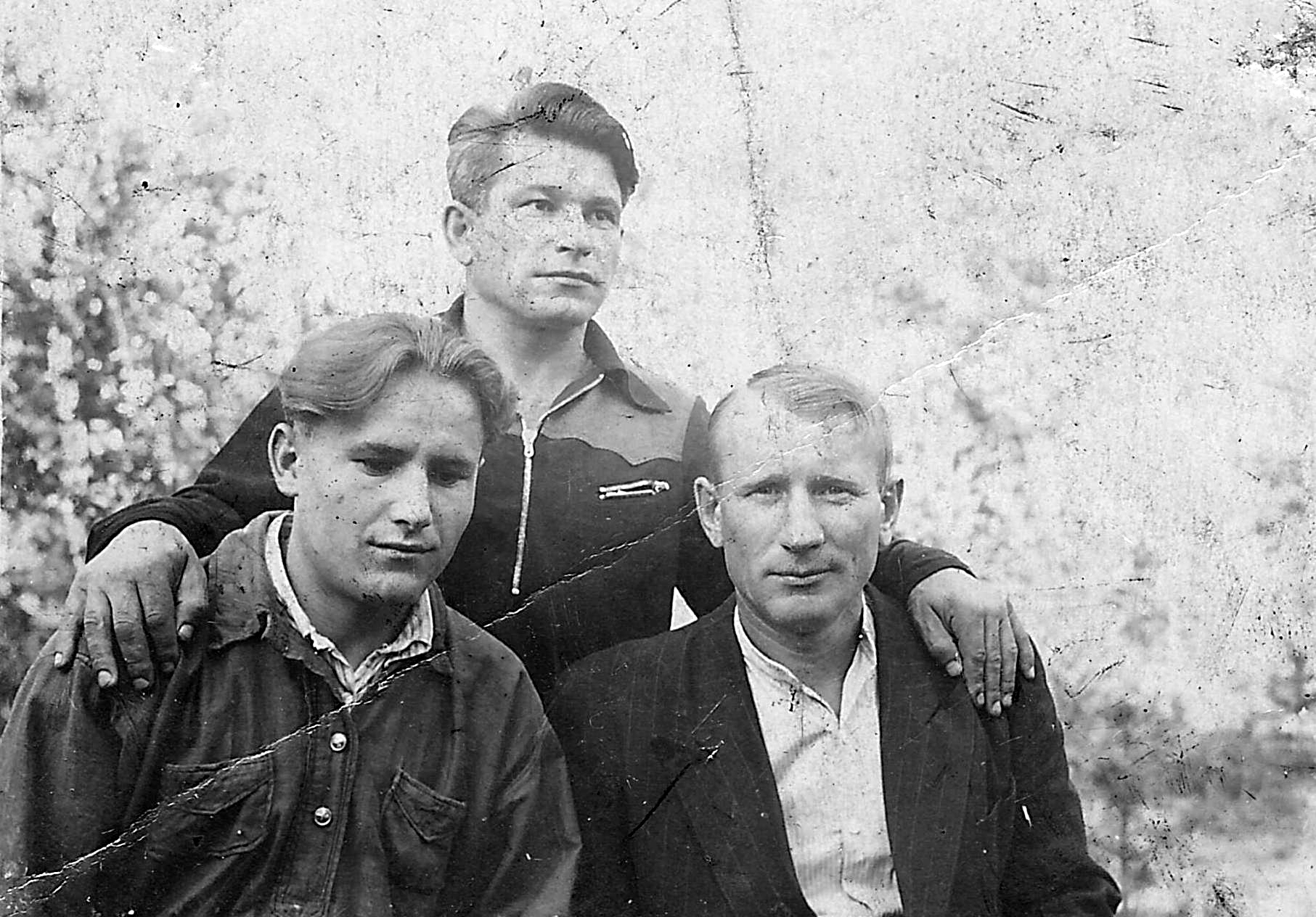 Добрецов Александр Федорович ( в центре) фото из семейного архива внука Добрецова А.Ю. 
