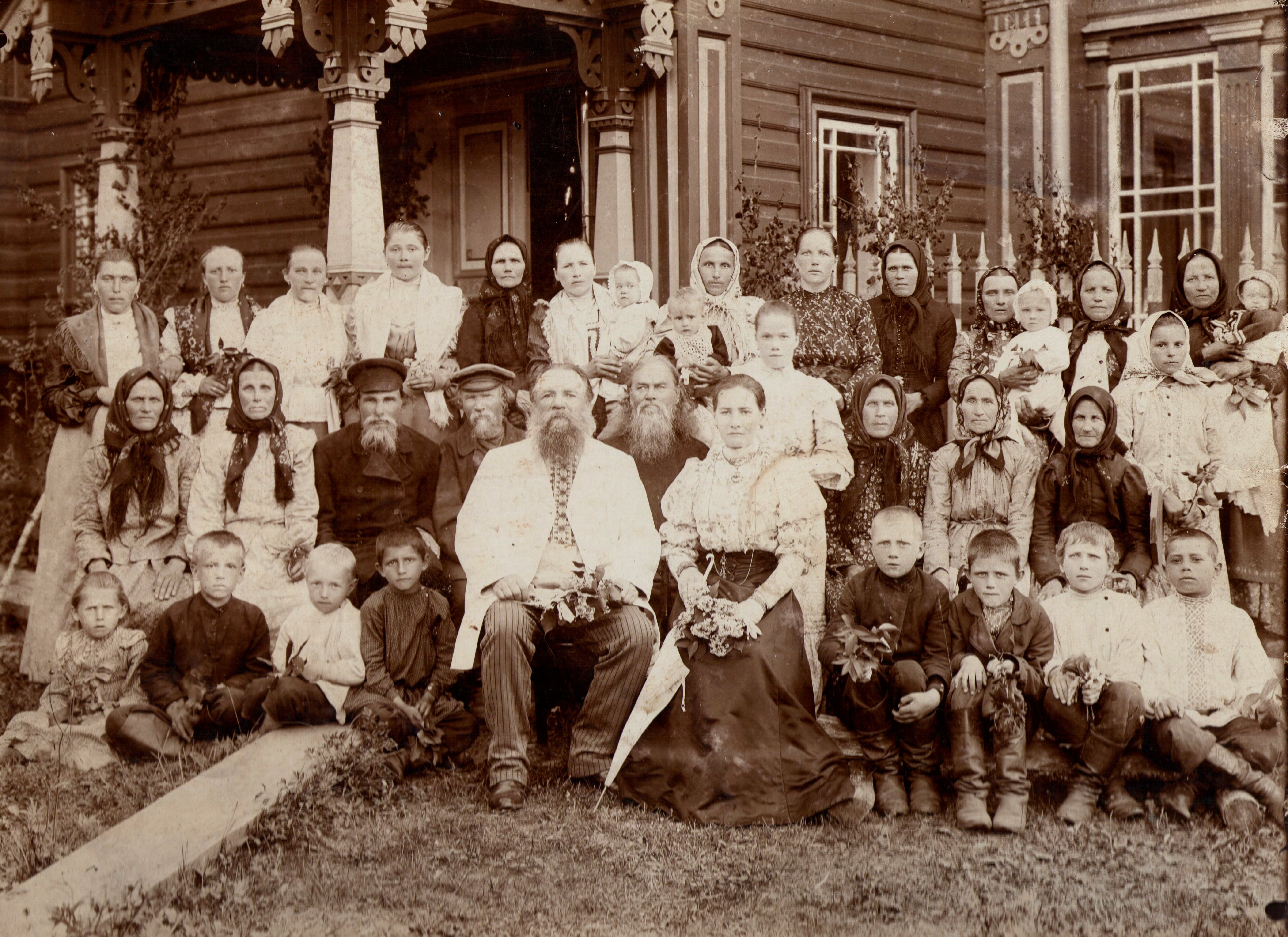 Мартьян Сазонов с супругой Елизаветой Алексеевной и жителями д. Асташово. фото 1908 года.