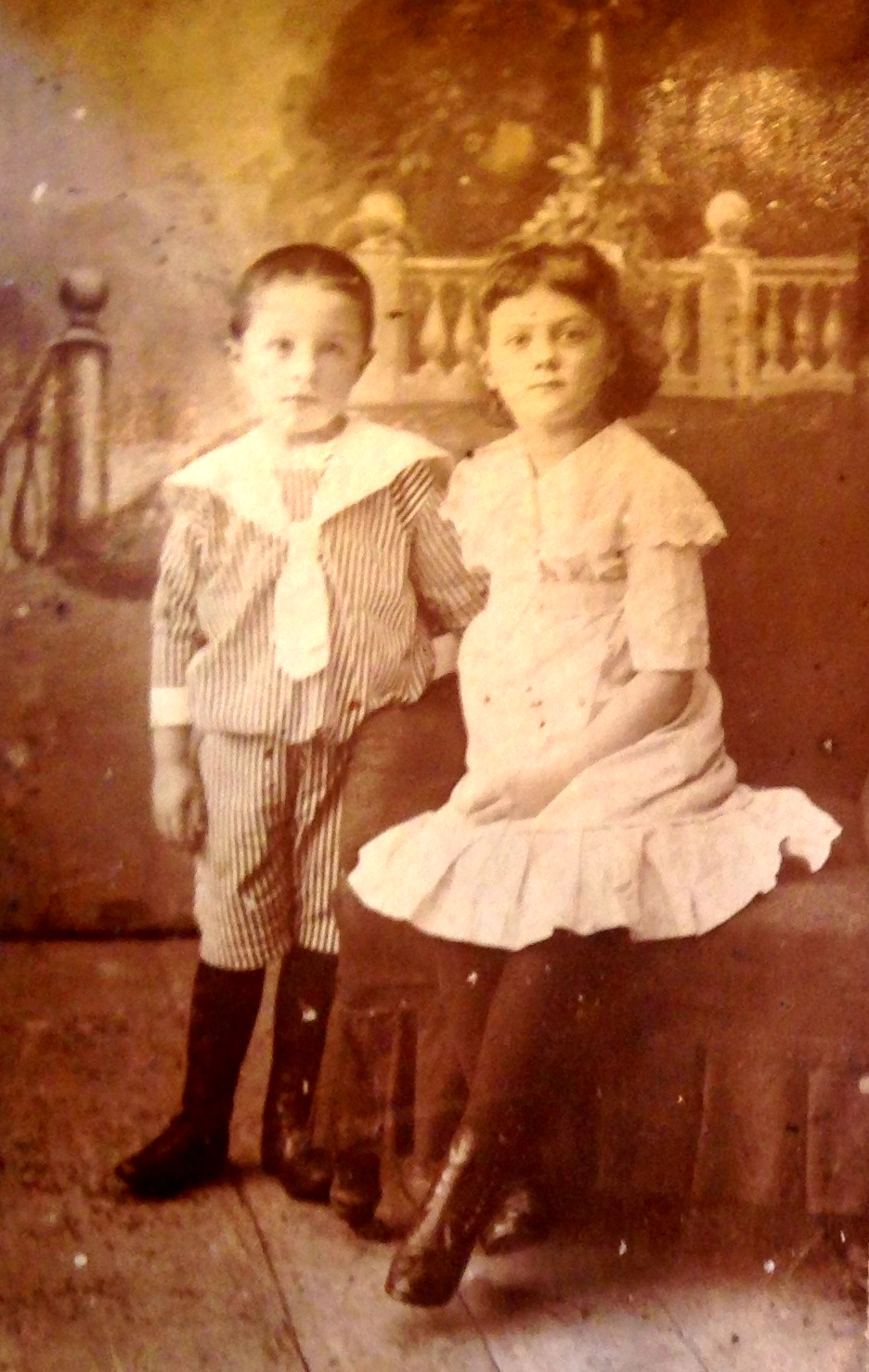 Юра Кадников - 5 лет, Таня Кадникова - 7 лет. г. Чухлома, 1917 год. Фото из семейного архива правнучки Е.Ю.Черкасовой.