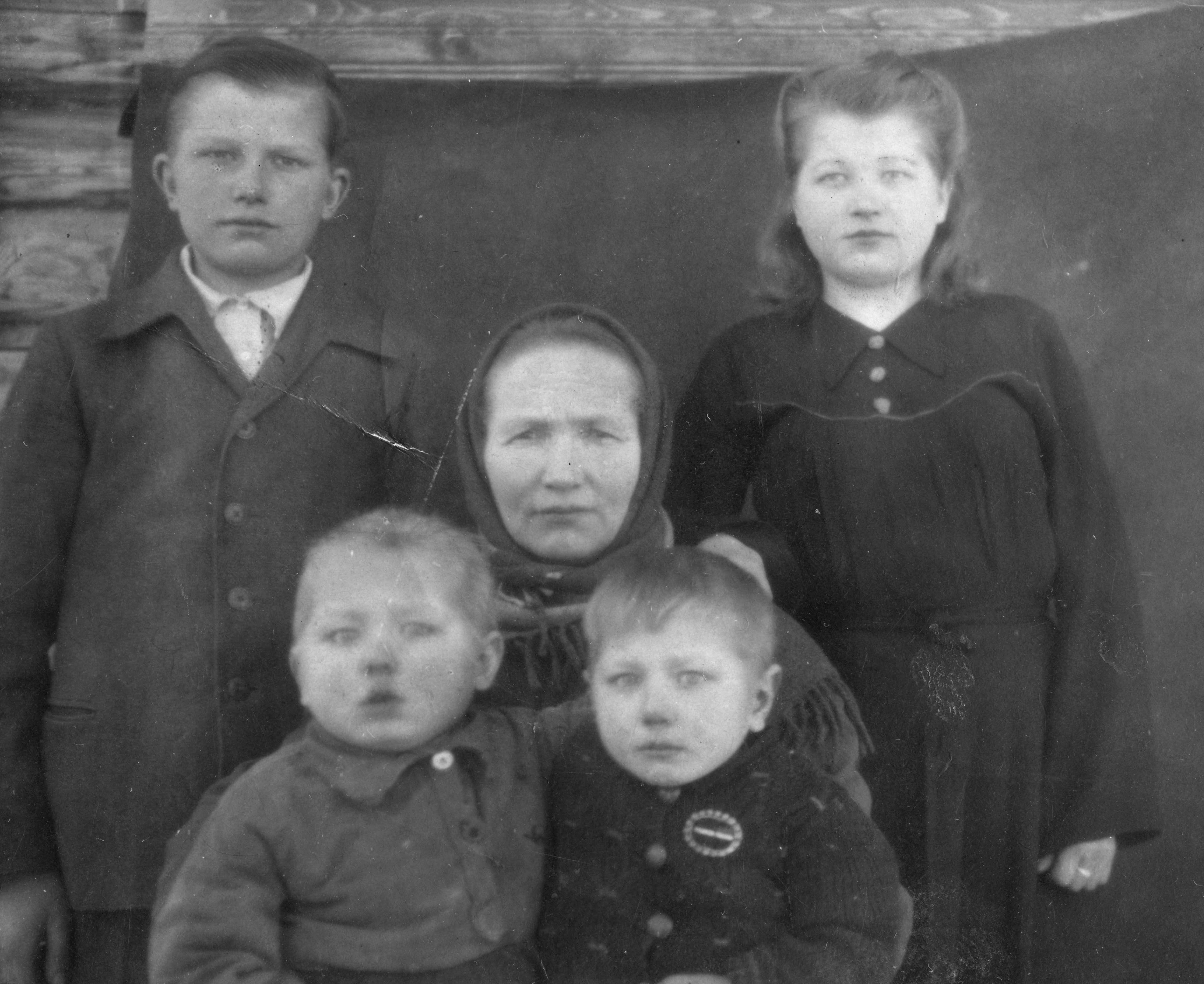 Евдокия Константиновна с детьми. фото 1946 года из семейного архива Травниковой В.В. 