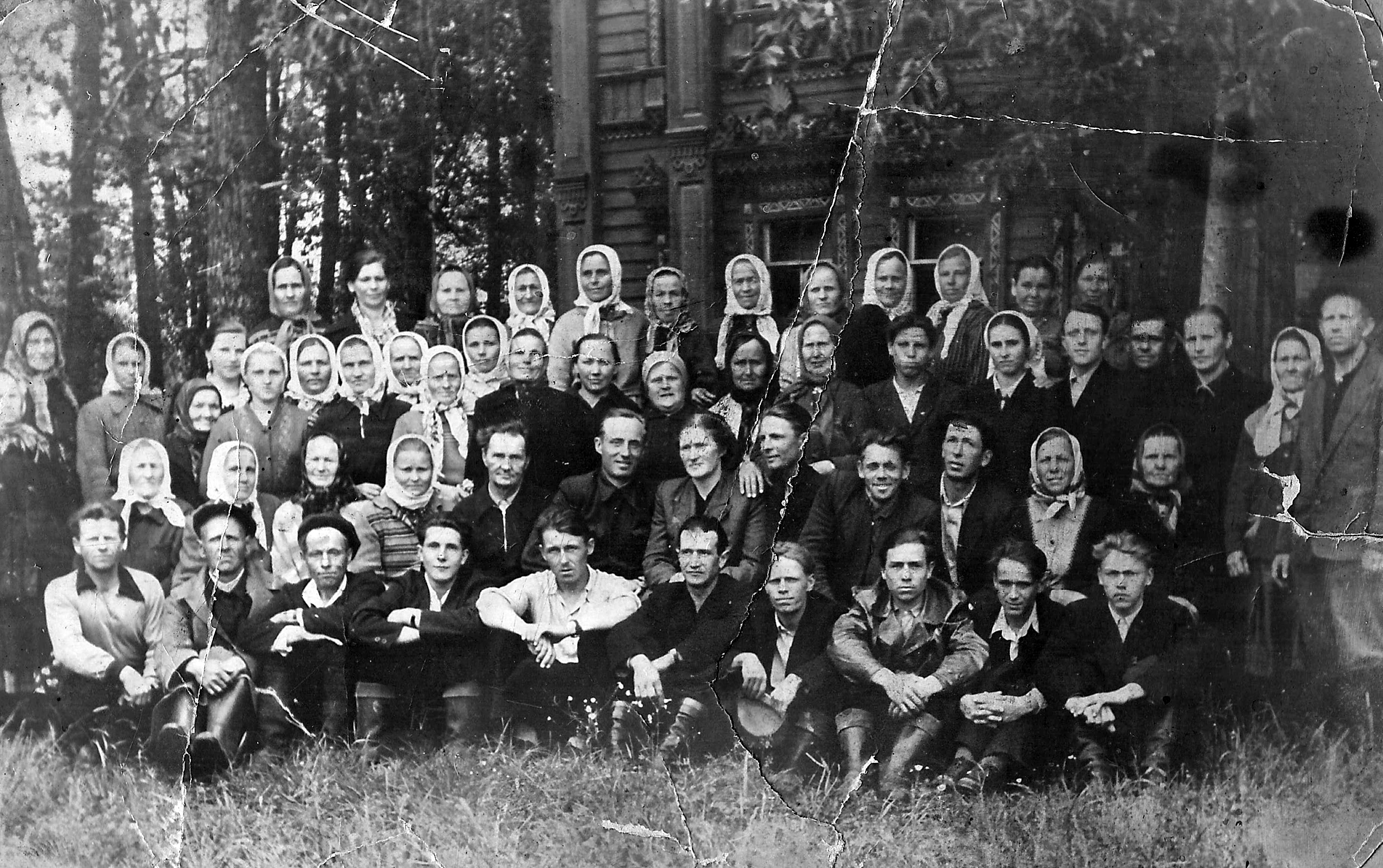 Колхозники колхоза им.Жданова. Фото их архива Петровской библиотеки.