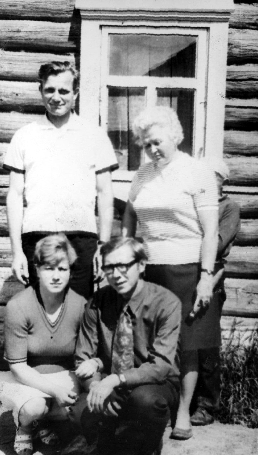 Анна, Петр и Коля с Лидой около дома, где они жили в оккупации . Фото 1970 года из семейного архива Травниковой В.В.