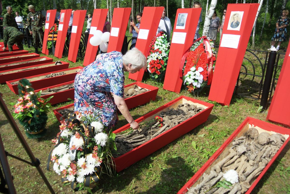 Назаренкова (Лебедева) Валентина Васильевна возлагает цветы к гробу отца, 21 июня 2016 года. фото Назаренковой Т.Н.
