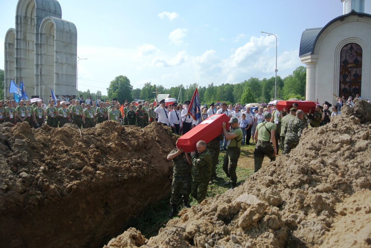 Захоронение погибщих бойцов. фото Назаренковой Т.Н.