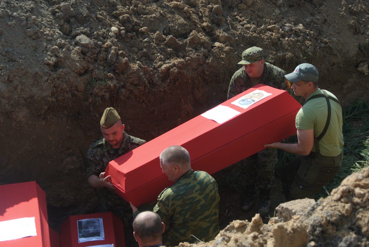 Захоронение погибщих бойцов. фото Назаренковой Т.Н.