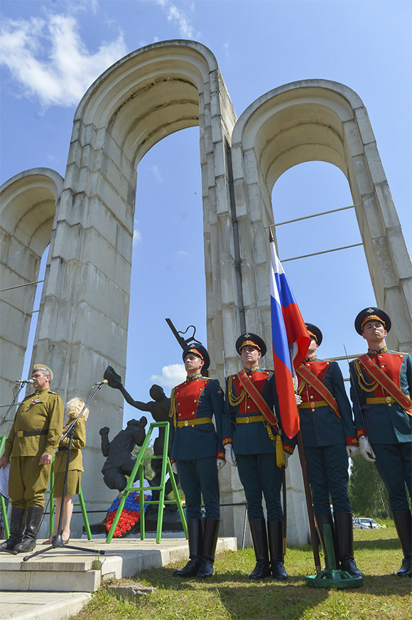Торжественная церемония перезахоронения на мемориале "Барсуки", 21 июня 2016 года. фото пресс-службы администрации Калужской области.