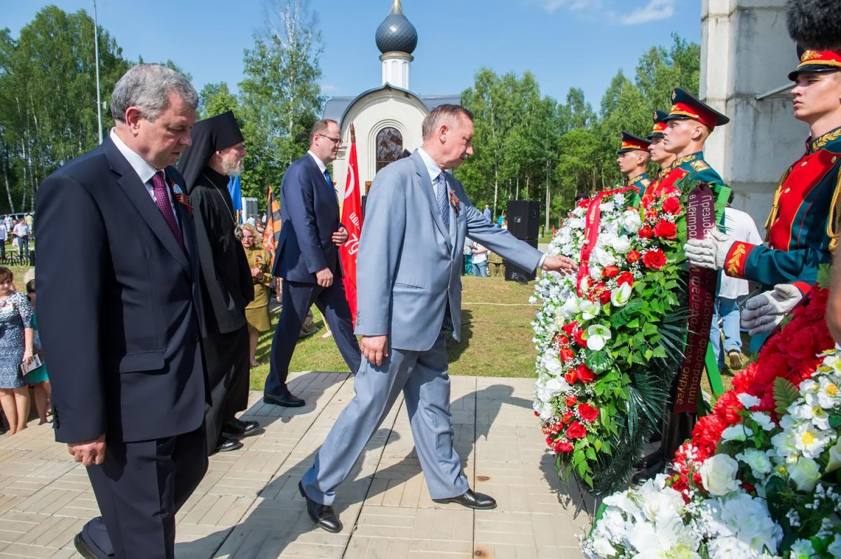 Возложение венков на мемориале "Барсуки", 21 июня 2016 года. фото пресс-службы администрации Калужской области.